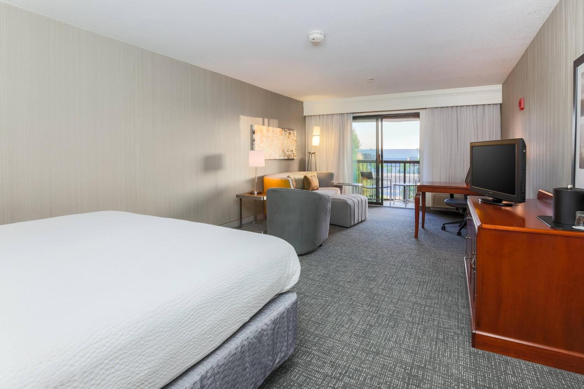 Courtyard By Marriott Roseville Galleria Mall/Creekside Ridge Drive Exterior photo
