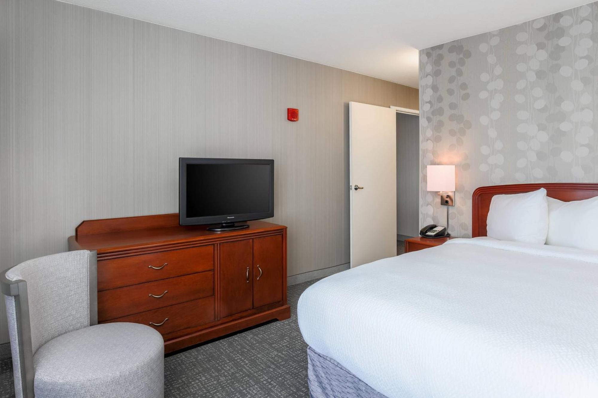 Courtyard By Marriott Roseville Galleria Mall/Creekside Ridge Drive Exterior photo